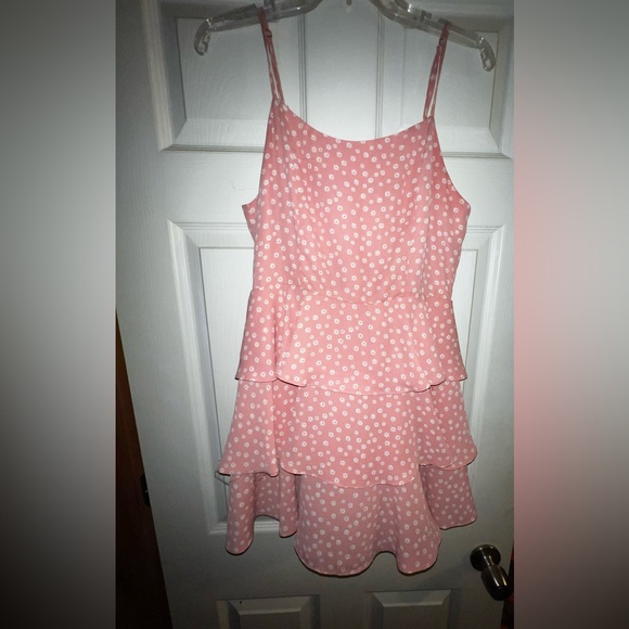 Pink and white flower dress. Medium.. runs small - Picture 1 of 2